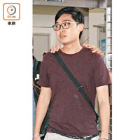 前香港民族黨召集人陳浩天被押往水泉澳邨搜屋。（袁以諾攝）