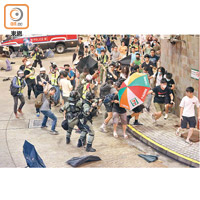 防暴警察前晚於黃大仙與示威者爆發激戰。