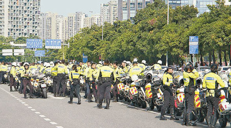大批警員在現場集結。（互聯網圖片）