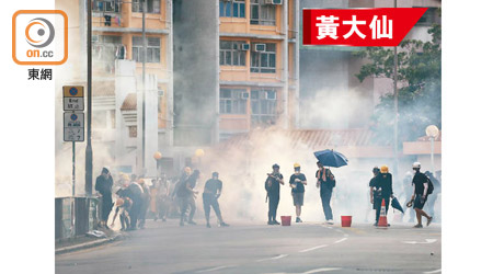 警方發射催淚彈，示威者稍作迴避。（何量鈞攝）