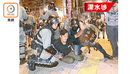 防暴警察昨晚在深水埗驅散行動中制服示威者。（盧志燊攝）