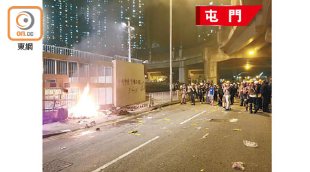 屯門警署大閘外遭示威者堆放雜物放火。（何偉鴻攝）