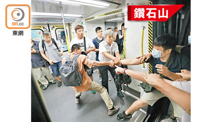 有車內乘客企圖將堵塞月台的示威者拉入車廂。（何量鈞攝）