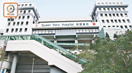 瑪麗醫院對出行人天橋，被指有醫護人員向行經人士派黑口罩及黑絲帶。