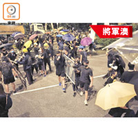 示威者搬鐵欄堵路。（黃偉邦攝）