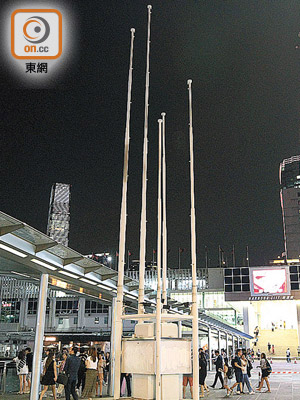 海港城外「五支旗杆」的旗幟被收起。（郭垂垂攝）