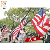 香港近月的一連串遊行示威中，經常有人高舉美國國旗。