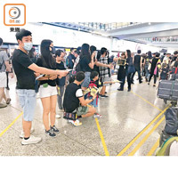 有集會人士向來港旅客派發講述香港情況的傳單。
