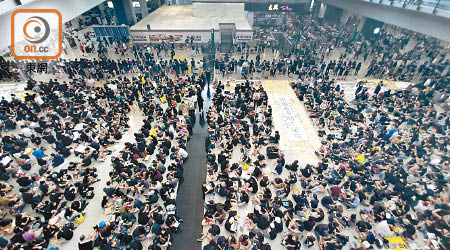 機場集會開始不足兩小時已有過千人坐滿接機大堂。（蔡高華攝）