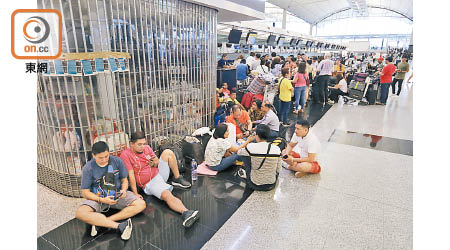 大批旅客被迫滯留機場。（胡家豪攝）