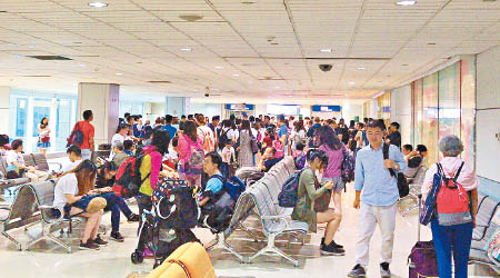 大批旅客滯留在台北機場禁區內。（互聯網圖片）