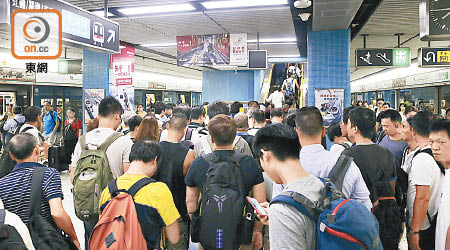 記者昨早到九龍塘站巡視，站內平靜，列車服務正常。