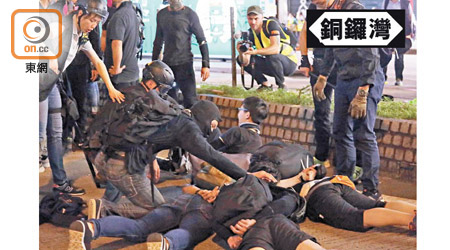 警方承認在示威衝擊中，有警員喬裝不同身份。（羅錦鴻攝）