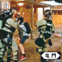 防暴警進入屋苑捉拿一名青年。（林嘉諾攝）