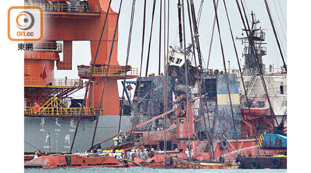一艘烏克蘭補給船於○八年與一艘內地大型貨船相撞，導致十八人罹難。