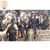 大批警員進入機場增援。