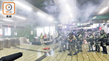 警方曾在葵芳港鐵站發射催淚彈驅散示威者。