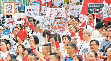 超過五百名旅遊業者參加遊行，抗議暴力衝擊摧毀本港旅遊業。（李志湧攝）