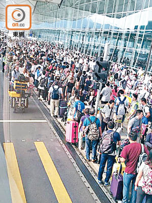 機場巴士落客站昨日一度有數百人排隊輪候進入機場客運大樓。