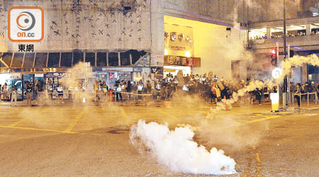 警方上周日在葵富路和葵仁路一帶施放催淚彈，波及附近民居。