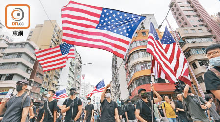 本港近年的遊行示威中，屢見有人揮動外國國旗。