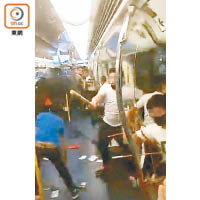 有穿白衣人士當晚跑到列車上襲擊市民。
