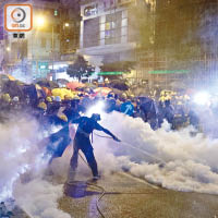 本港近期屢爆暴力示威衝突，有時事評論員批鄭若驊「應告唔告」。