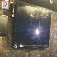 酒吧內一部電視被打爆。