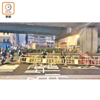 警員晚上分批清除示威者路障。