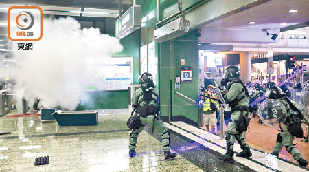 警方日前在葵芳站內發射催淚彈。