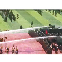 武警示範出動水炮車驅散「示威者」。（互聯網圖片）
