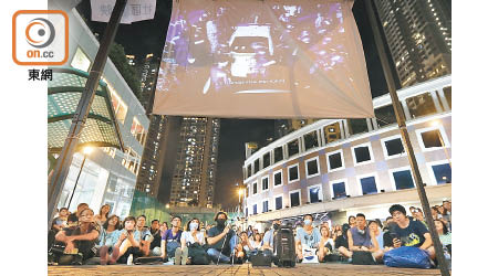 荃灣廣場對出空地舉行放映會。（黃仲民攝）