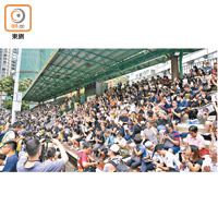大批市民出席昨午修頓球場的基督徒為香港罪人祈禱的集會。