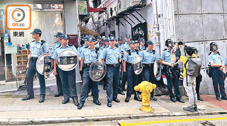 大批警員到場增援。（黃雄攝）