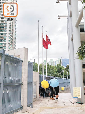 示威者扯下東涌游泳池的五星旗。