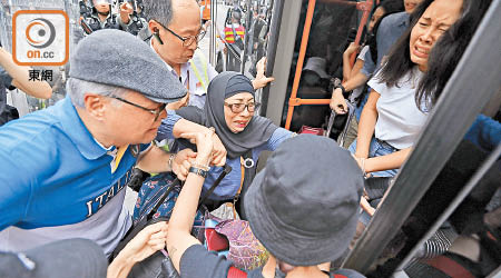 有多名旅客看見防暴警察感到害怕，匆忙走上巴士躲避。
