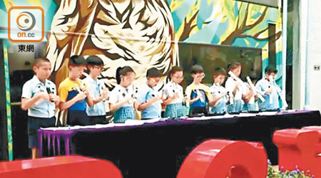 九巴捐贈一輛退役巴士予佛教慈敬學校，巴士車身變身為學生表演的舞台布幕。