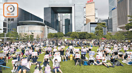 網民號召昨日罷工並參加添馬公園集會，大會估計有四萬人參與。（李志湧攝）