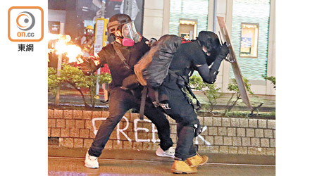 示威者暴力升級，投擲汽油彈。