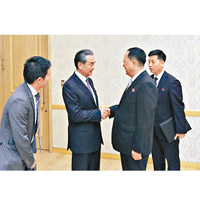 外交部長王毅（左二）與北韓外相李勇浩（右二）握手。（互聯網圖片）
