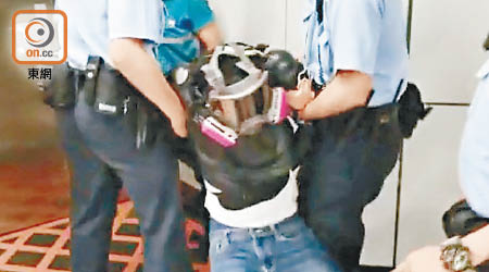 警方前晚於港鐵太子站制服一名戴防毒面罩男子。