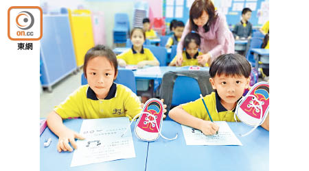 樂善堂楊仲明學校引入自理課程，教學生綁鞋帶、扣衫鈕。（學校提供）