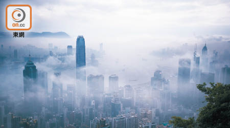 國際評級機構惠譽自九五年來首次下調香港主權信貸評級，前景展望亦降至負面。
