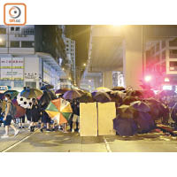 示威者架設雨傘陣。