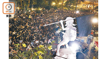 有組織昨晚在遮打花園舉行反濫暴抗威權集會，並豎立香港民主女神像。（李志湧攝）