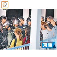 大批防暴警察拘捕多名示威者。（余宏基攝）