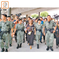 一名婦人涉違反機場禁制令，遭警方帶走。