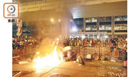 示威者在西洋菜南街設路障及焚燒雜物。（李志湧攝）