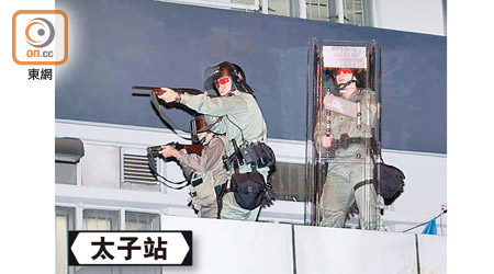 警方向示威者發射布袋彈。（余宏基攝）