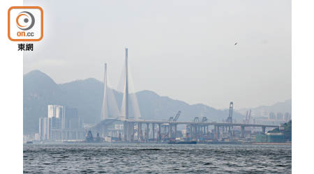 本港近日風勢微弱，空氣污染令昨日四處似被一層薄紗圍困。（黃偉邦攝）